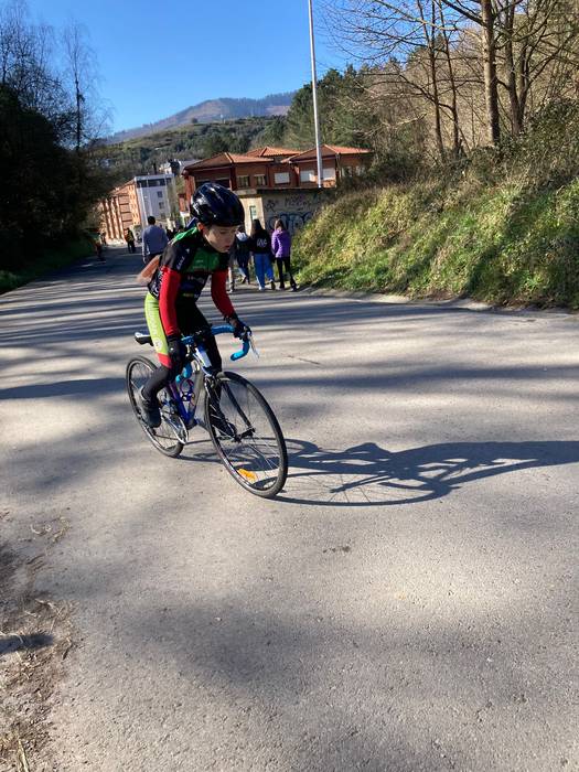 Txirrindulari gazteek erloju 59 1771856263038