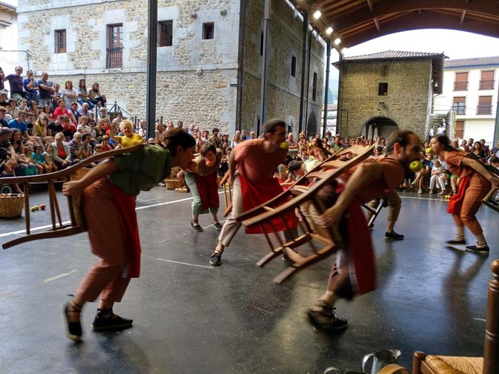 Oinkari dantza taldeak "Sagartu" ikuskizuna eskaini zuen ostiralean - 8