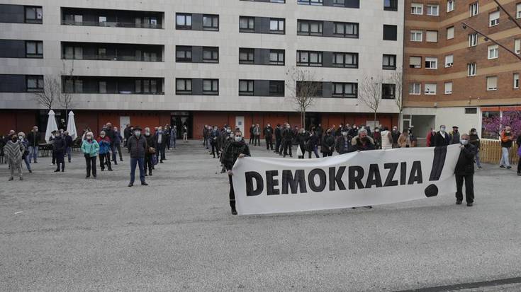 Bateragune Auzia berriro egiteko erabakiaren aurka mobilizatu dira Aiaraldean, "Demokrazia" lemapean
