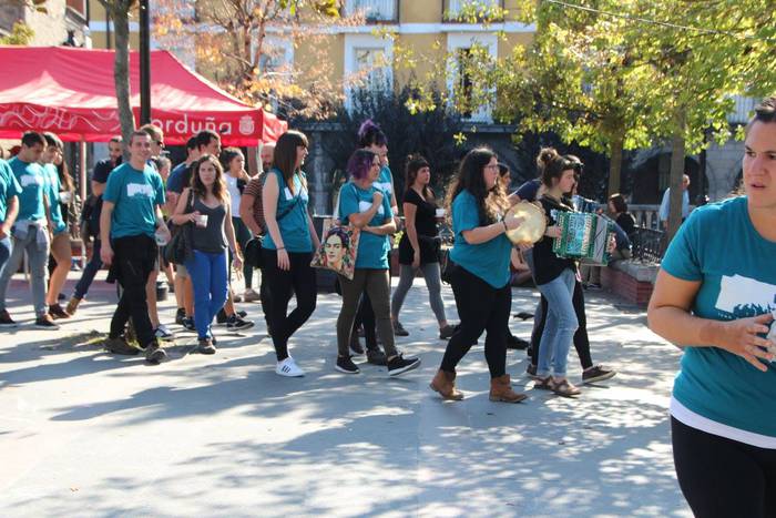 Gazte ugari batu zituen Inde 33 1508073949823