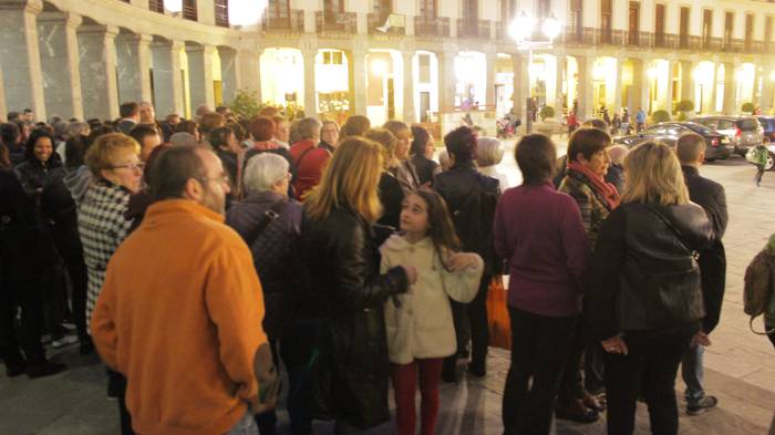 Ehunka lagun bildu dira esku 7 1489000984421