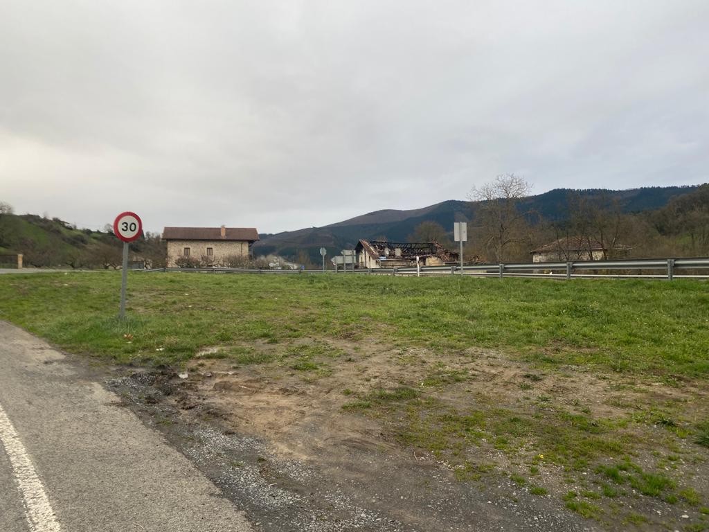 Opellorako Txabarri auzotik eskolara joateko autobus garraio eza salatu dute gurasoek
