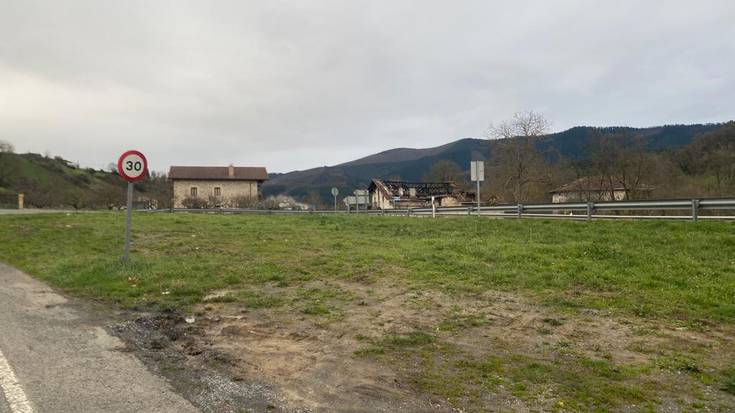 Opellorako Txabarri auzotik eskolara joateko autobus garraio eza salatu dute gurasoek