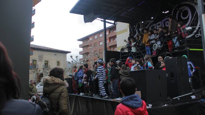 Suak agurtu zituen Aratustea 5 1488368632909