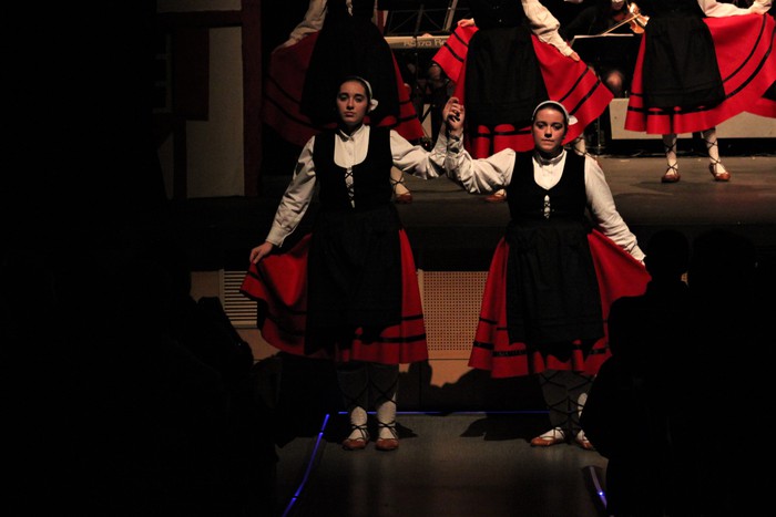 Eskualdeko ehundik gora dantzari eta musikarik koloreztatu zuten Amurrio Antzokiko oholtza - 113