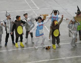 Desfilerik gabe, baina dantza erakustaldi erraldoiarekin ospatu ditu Zabaleko Ikastetxeak Inauteriak