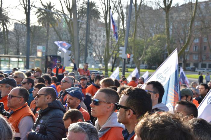 Tubos Reunidoseko langileek  26 1772101390974