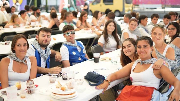 Laudioko Gaztetxearen aldeko bazkariak ehunka lagun bildu ditu Txosnagunearen itzalpean