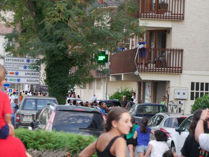 Ura eskatzen zeharkatu dute  16 1536436486883