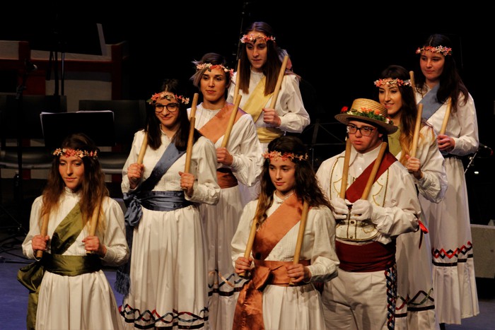 Eskualdeko ehundik gora dantzari eta musikarik koloreztatu zuten Amurrio Antzokiko oholtza - 4