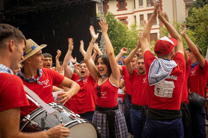 Lehertu da festa-giroa Amurr 39 1755025691704