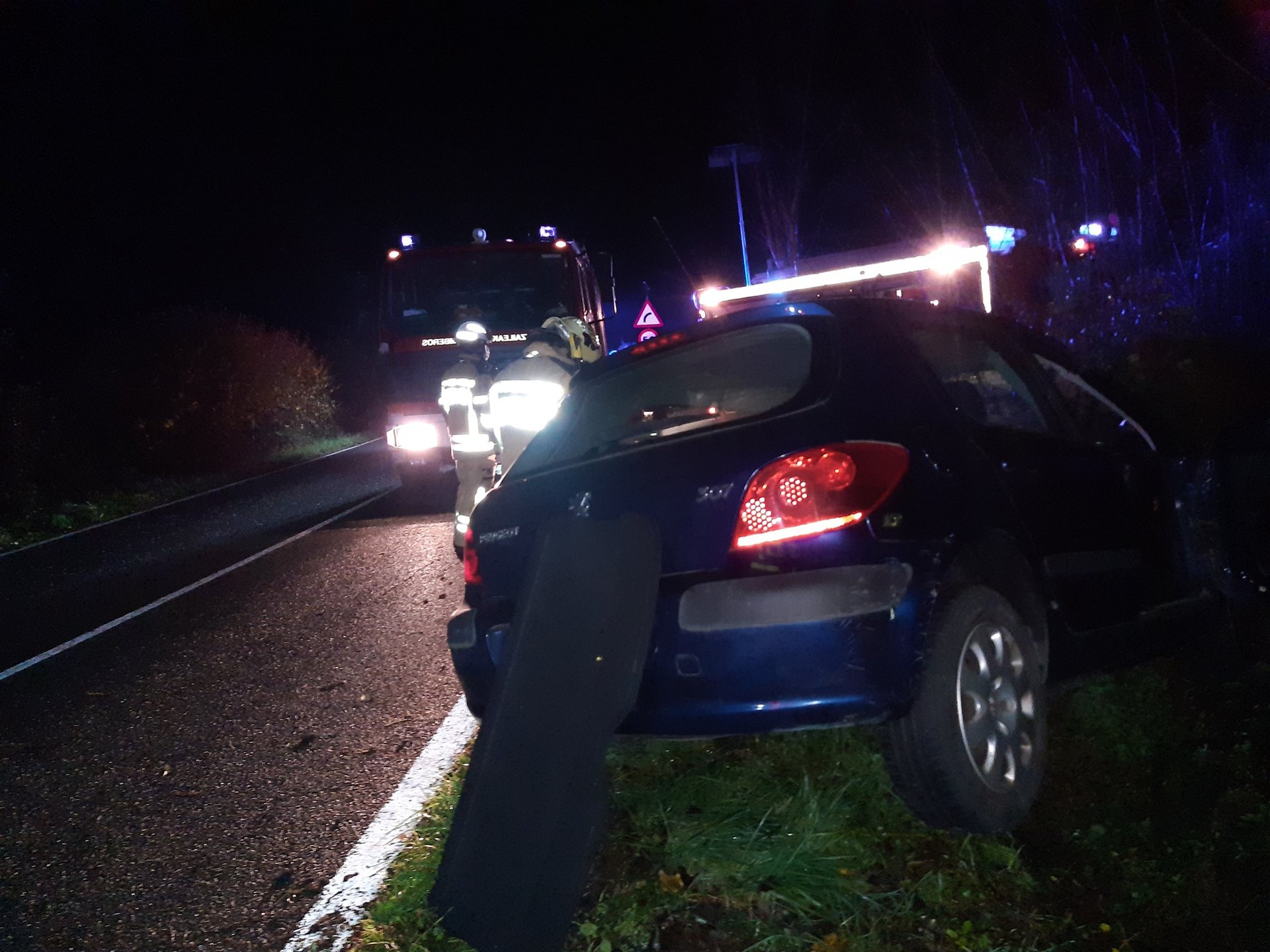 Pertsona bat zauritu da Artziniegan, autoa iraulita