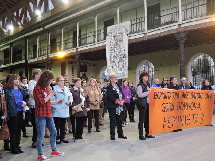 Ehunka lagun bildu dira esku 24 1489046580547