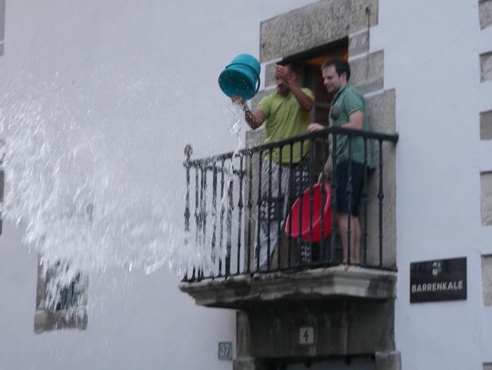 Ura eskatzen zeharkatu dute  65 1536437450961