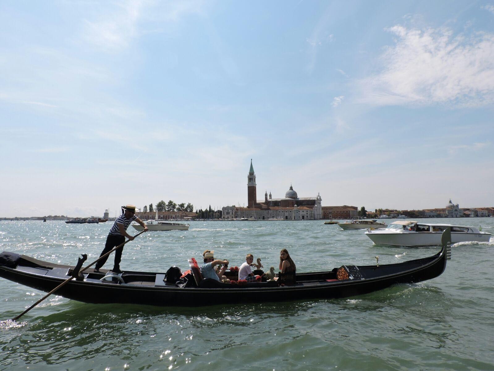 Venecia urez inguratutako hiria