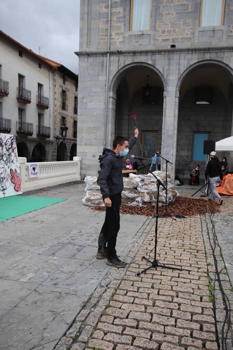 Ehundik gora lagun bildu dir 83 1601294053591