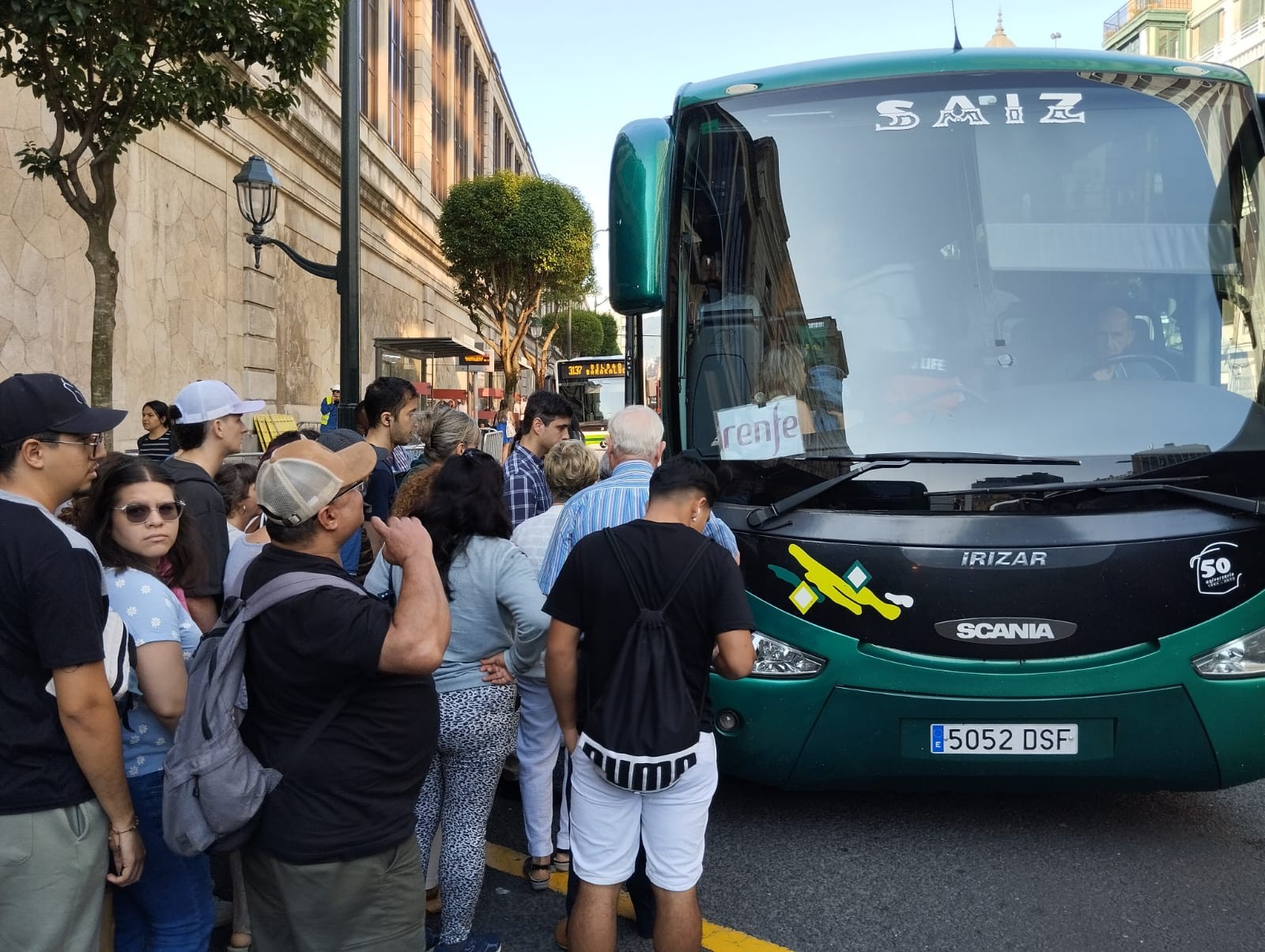 C-3 lineako Arrigorriaga eta Abando arteko ibilbidea autobusez egin ondoren, atzerapenekin berrartu dute zerbitzua