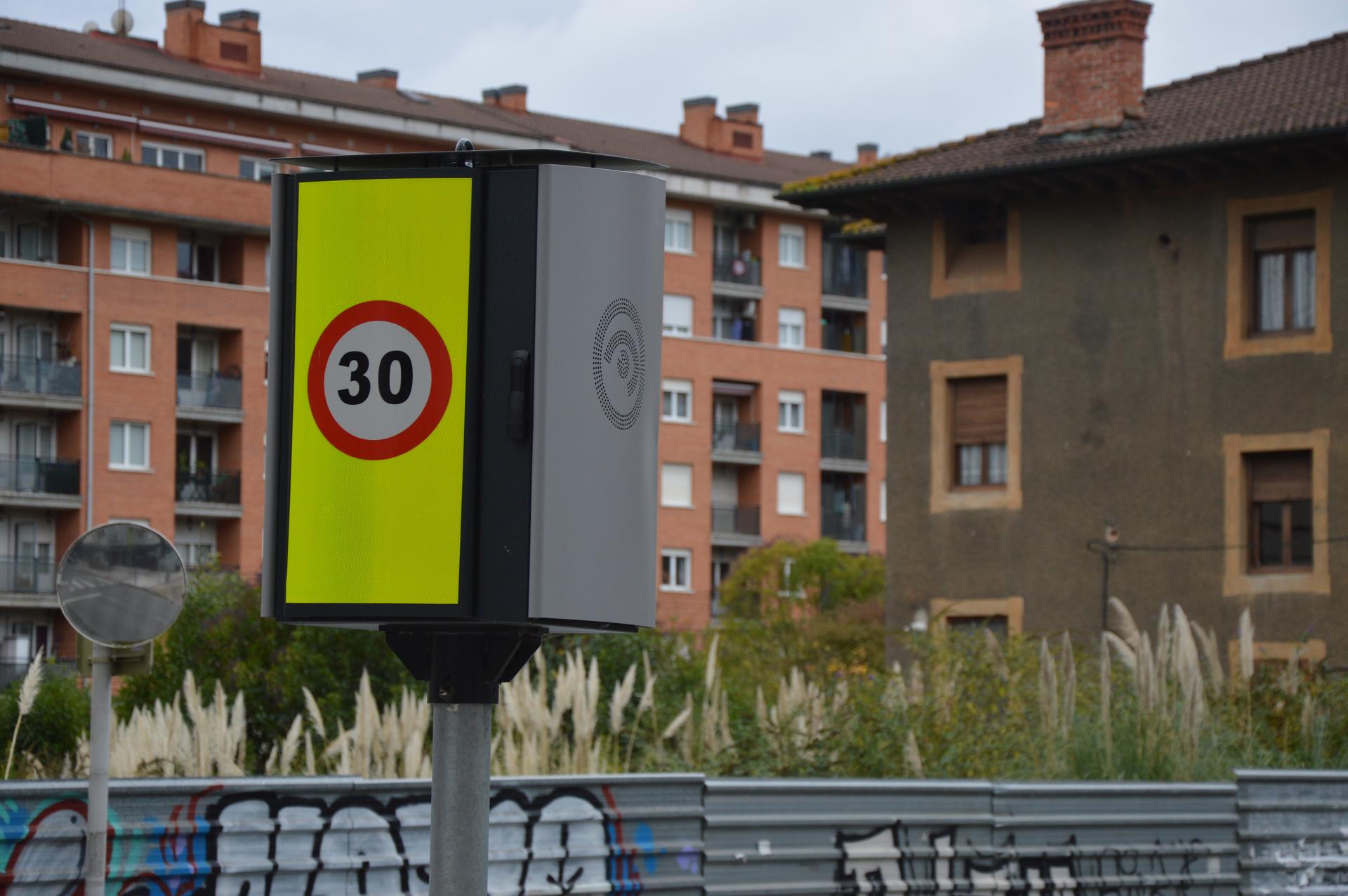 Udalak trafikoa baretzeko sistema eguneratuko du abiadura-radar ibiltari batekin