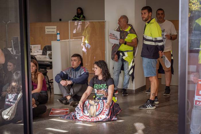 Aldundiaren bulegoak okupatu 4 1760702682790