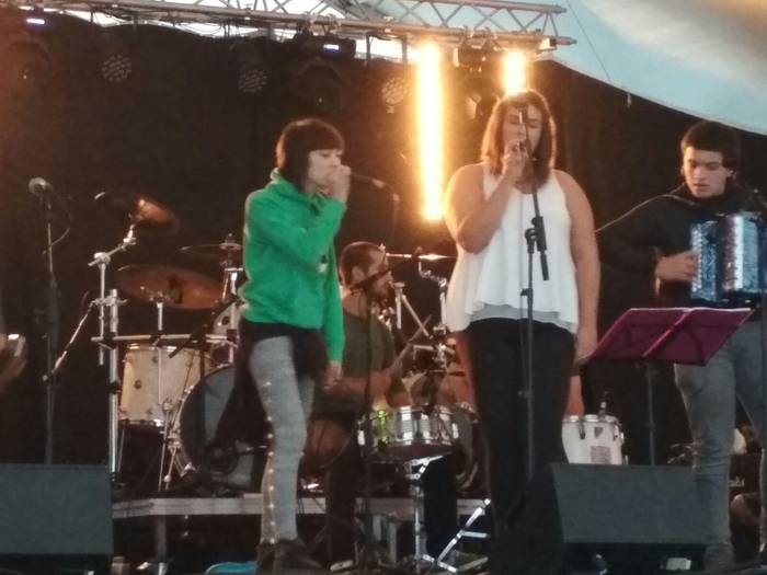 Inoiz baino jende gehiago bi 18 1505589975932