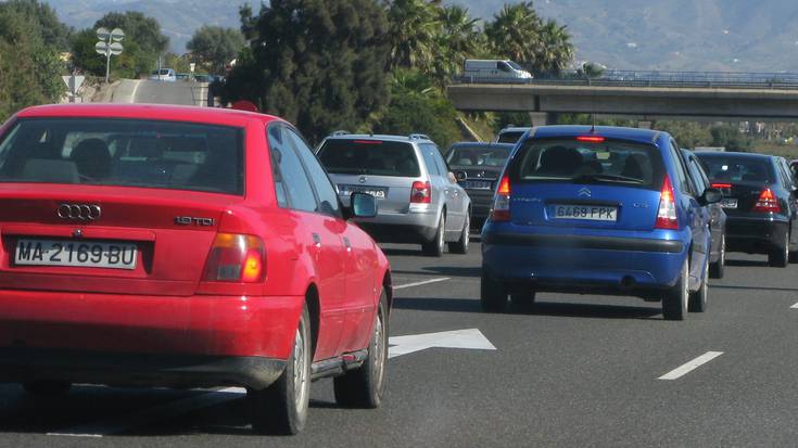 Hainbat autok elkarren artean talka egin dute kamioi bat irauli denean