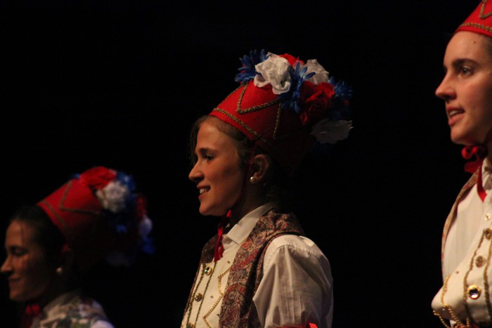 Eskualdeko ehundik gora dantzari eta musikarik koloreztatu zuten Amurrio Antzokiko oholtza - 99