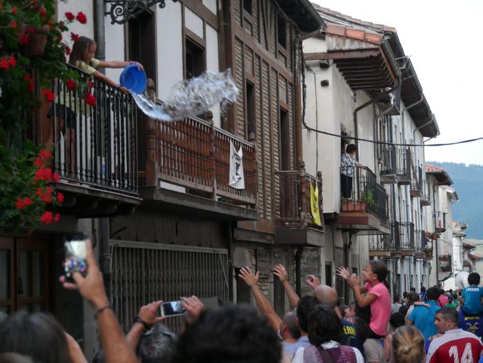 Ura eskatzen zeharkatu dute  39 1536436950217