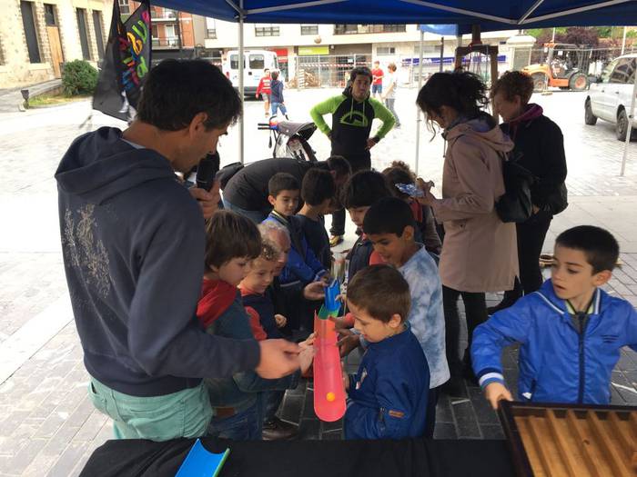 Ekintzaz eta aldarriz busti  17 1496596756032