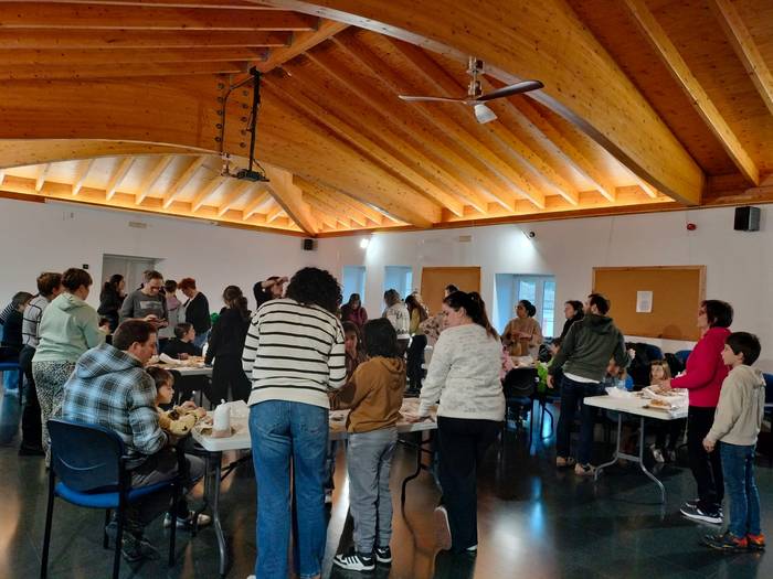 Eskulan tailer berezia egin zuen 24 Elkarteak 'Igande Arratsaldeak Familian' urteko azkenaurreko saioan