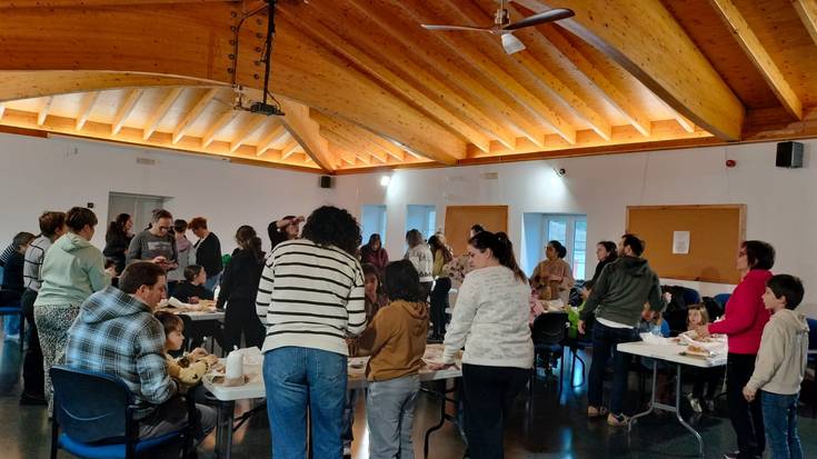 Eskulan tailer berezia egin zuen 24 Elkarteak 'Igande Arratsaldeak Familian' urteko azkenaurreko saioan