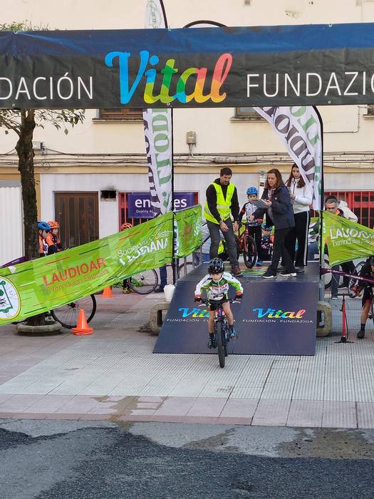 Txirrindulari gazteek erloju 15 1771856154719