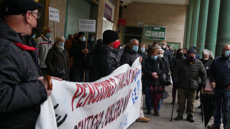 Eguraldiari aurre eginez kalera atera dira Aiaraldeko pentsiodunak