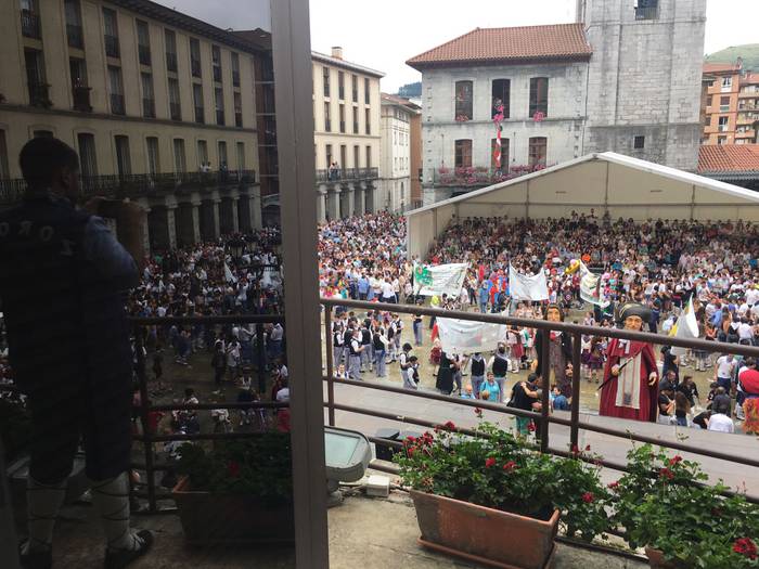 Suziria piztuta lehertu da j 36 1502792931321