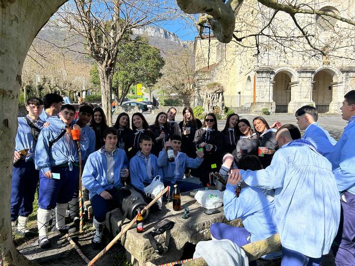 Egun osoko jaia izan zuten k 2 1774212845997