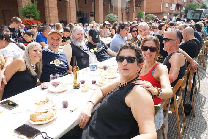 Ehunka lagun bildu ditu Lati 9 1758394267144