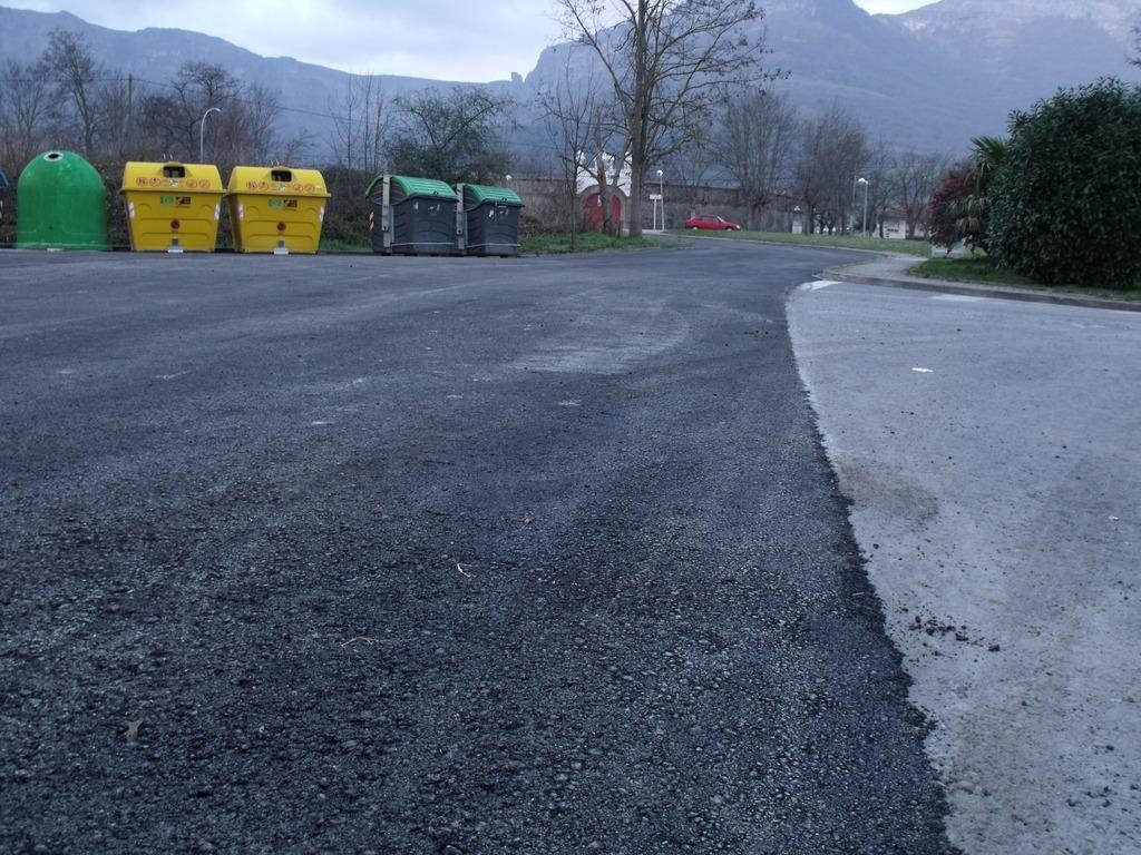 Hainbat kale asfaltatzeari ekin dio udalak
