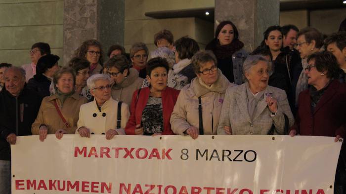 Ehunka lagun bildu dira esku 1 1489000780050