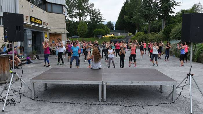 Zumba dantzatzeko elkartu zi 32 1498479843626