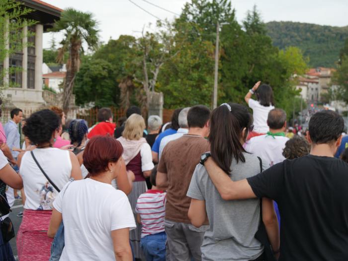 Ura eskatzen zeharkatu dute  14 1536436446961