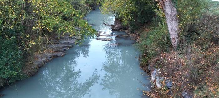 Nerbioi ibaian gertatutako isurketa aztertzen ari dira