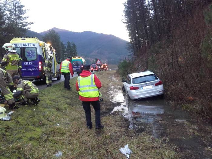 Istripua gertatu da gaur Orozkon, auto bat bidetik aterata