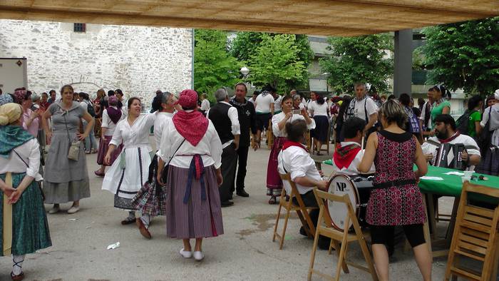 Dantza taldeak taldeak izan  191 1496057177400