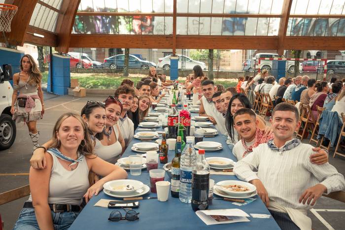 Ehunka lagun bildu dituzte j 77 1757018540097