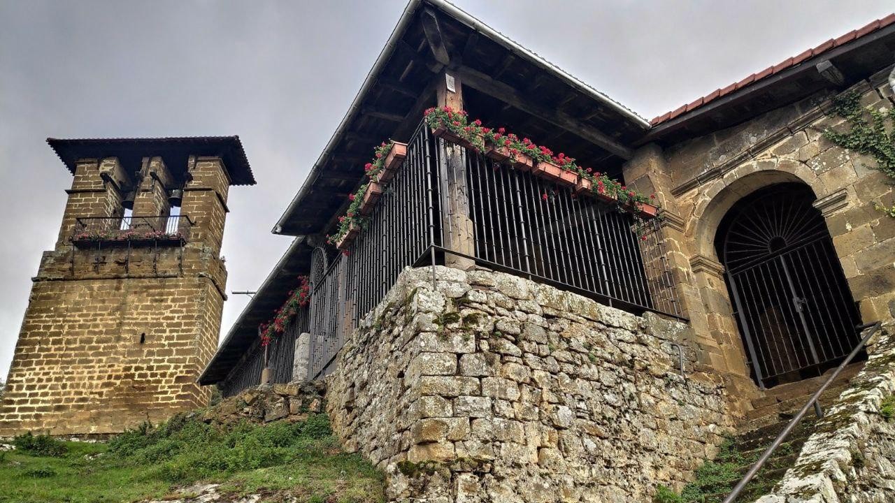 Udalak aparkaleku berria egingo du Ermuko Andra Mariren monumentu multzoan