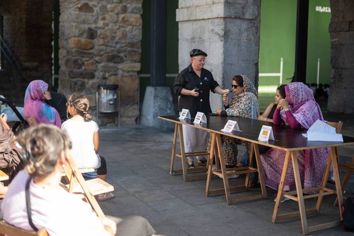 Jatorri ezberdinetako emakum 1 1760897349434