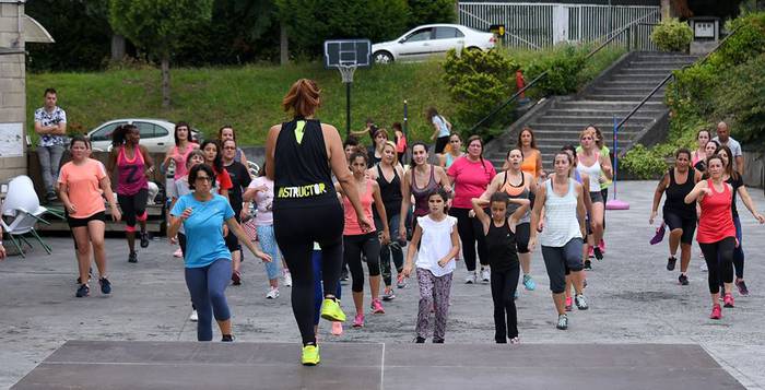 Zumba dantzatzeko elkartu zi 12 1498479716628
