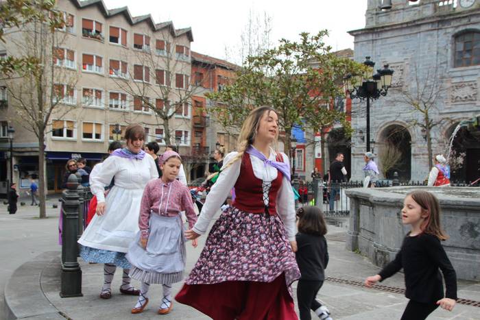 Dantzaren bidez aldarrikatu  30 1520777939773