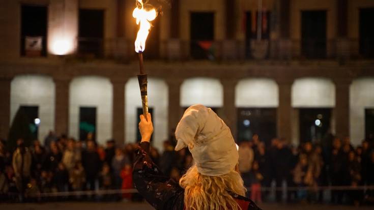 Lezeagako sorginarekin batera agurtu dituzte Laudioko aratusteak