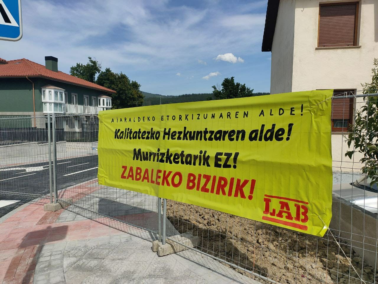 LAB Sindikatuak Zabaleko eskolari babesa adierazi eta Hezkuntza Sailak Amurrion egin nahi duen fusioa arbuiatzen du