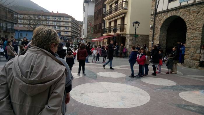 Ehunka lagun bildu dira esku 11 1489001091025